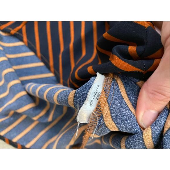 Only EUC Orange Navy Blue V-Neck Blouse, Size Medium - Picture 5 of 9